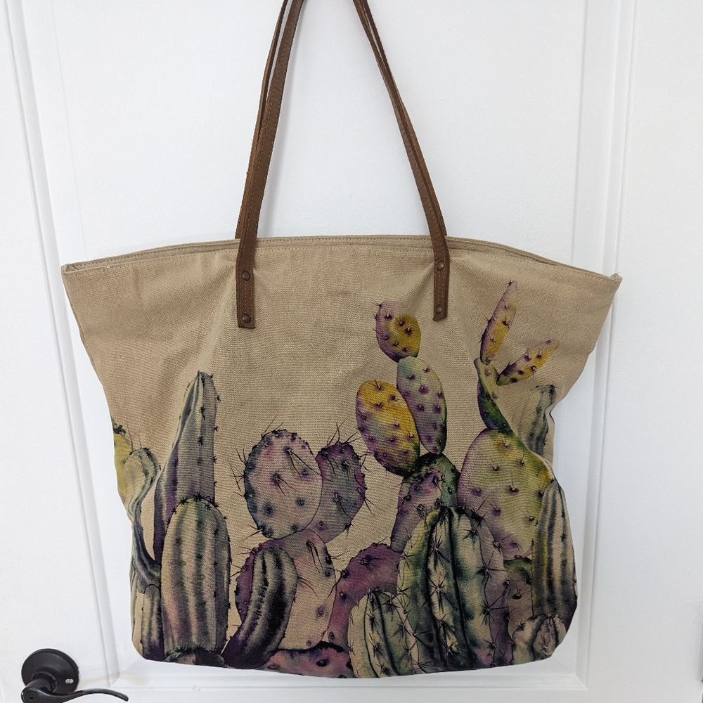 Beautiful cactus hand bag